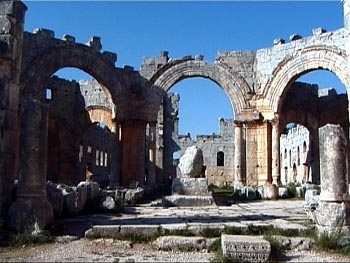 Después de la muerte de Simeón, los peregrinos continuaron acudiendo a su pilar. En 472 se construyó una gran basílica en Siria. Sus ruinas aún permanecen hoy (arriba) con lo que queda del pilar (abajo).