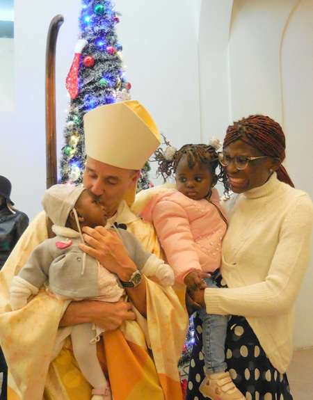 Nuevo Cardenal Vesco besando a un bebé