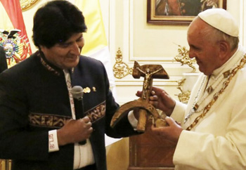 El Papa recibe la hoz y el martillo